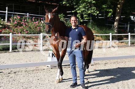 Dressurreiten. Homestory. Christian Schumach. Muraunberg, am 5.7.2024.
Foto: Kuess
---
pressefotos, pressefotografie, kuess, qs, qspictures, sport, bild, bilder, bilddatenbank