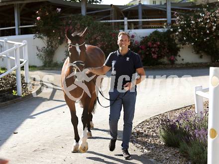 Dressurreiten. Homestory. Christian Schumach. Muraunberg, am 5.7.2024.
Foto: Kuess
---
pressefotos, pressefotografie, kuess, qs, qspictures, sport, bild, bilder, bilddatenbank