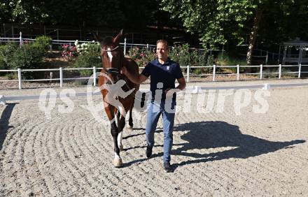 Dressurreiten. Homestory. Christian Schumach. Muraunberg, am 5.7.2024.
Foto: Kuess
---
pressefotos, pressefotografie, kuess, qs, qspictures, sport, bild, bilder, bilddatenbank