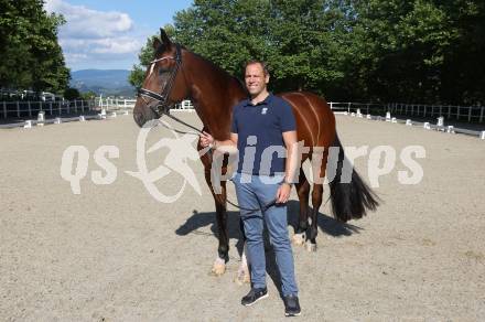 Dressurreiten. Homestory. Christian Schumach. Muraunberg, am 5.7.2024.
Foto: Kuess
---
pressefotos, pressefotografie, kuess, qs, qspictures, sport, bild, bilder, bilddatenbank