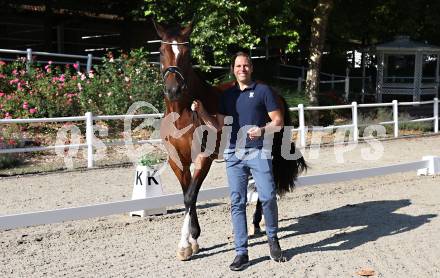 Dressurreiten. Homestory. Christian Schumach. Muraunberg, am 5.7.2024.
Foto: Kuess
---
pressefotos, pressefotografie, kuess, qs, qspictures, sport, bild, bilder, bilddatenbank