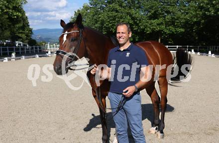 Dressurreiten. Homestory. Christian Schumach. Muraunberg, am 5.7.2024.
Foto: Kuess
---
pressefotos, pressefotografie, kuess, qs, qspictures, sport, bild, bilder, bilddatenbank