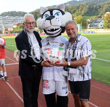 Fussball Bundesliga. WAC gegen SK Austria Klagenfurt. Bischof Josef Marketz, Gottfried Wuercher.  Wolfsberg, am 3.8.2024.
Foto: Kuess
www.qspictures.net
---
pressefotos, pressefotografie, kuess, qs, qspictures, sport, bild, bilder, bilddatenbank