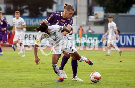 Fussball Bundesliga. WAC gegen SK Austria Klagenfurt.  Thierno Mamadou Lamarana Ballo,  (WAC),  Niklas Szerencsi (Klagenfurt).  Wolfsberg, am 3.8.2024.
Foto: Kuess
www.qspictures.net
---
pressefotos, pressefotografie, kuess, qs, qspictures, sport, bild, bilder, bilddatenbank