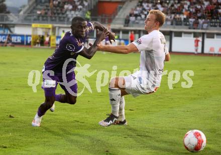 Fussball Bundesliga. WAC gegen SK Austria Klagenfurt.  Jonathan Scherzer, (WAC),  Solomon Bonnah  (Klagenfurt).  Wolfsberg, am 3.8.2024.
Foto: Kuess
www.qspictures.net
---
pressefotos, pressefotografie, kuess, qs, qspictures, sport, bild, bilder, bilddatenbank