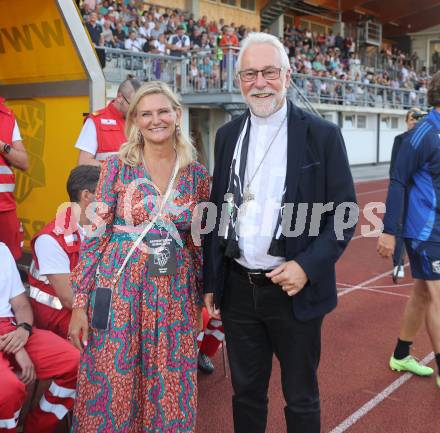 Fussball Bundesliga. WAC gegen SK Austria Klagenfurt.   Waltraud Riegler, Bischof Josef Marketz. Wolfsberg, am 3.8.2024.
Foto: Kuess
www.qspictures.net
---
pressefotos, pressefotografie, kuess, qs, qspictures, sport, bild, bilder, bilddatenbank