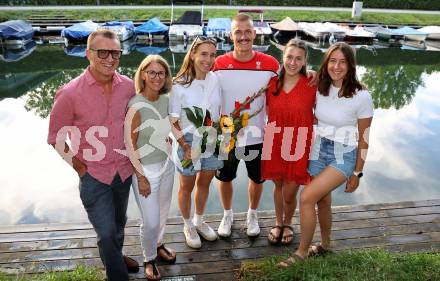 Wildwassersport. Kajak. Empfang Felix Oschmautz. Vater Harald, Mutter Sigrid, Daniela Ulbing, Felix Oschmautz, die Schwestern Emma und Antonia.. KLagenfurt, am 9.8.2024.
Foto: Kuess
---
pressefotos, pressefotografie, kuess, qs, qspictures, sport, bild, bilder, bilddatenbank