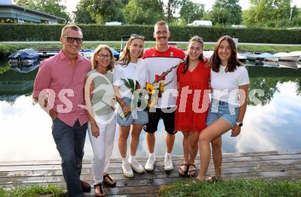 Wildwassersport. Kajak. Empfang Felix Oschmautz. Vater Harald, Mutter Sigrid, Daniela Ulbing, Felix Oschmautz, die Schwestern Emma und Antonia.. . KLagenfurt, am 9.8.2024.
Foto: Kuess
---
pressefotos, pressefotografie, kuess, qs, qspictures, sport, bild, bilder, bilddatenbank