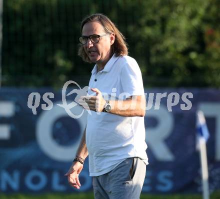 Fussball Kaerntner Liga. SAK gegen Velden.  Trainer Richard Huber (SAK),  Welzenegg, am 10.8.2024.
Foto: Kuess
www.qspictures.net
---
pressefotos, pressefotografie, kuess, qs, qspictures, sport, bild, bilder, bilddatenbank