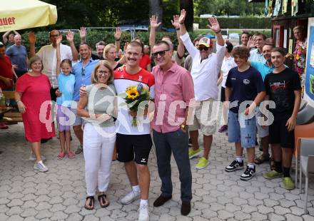 Wildwassersport. Kajak. Empfang Felix Oschmautz. Mutter Sigrid, Felix Oschmautz, Vater Harald... KLagenfurt, am 9.8.2024.
Foto: Kuess
---
pressefotos, pressefotografie, kuess, qs, qspictures, sport, bild, bilder, bilddatenbank