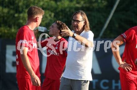 Fussball Kaerntner Liga. SAK gegen Velden.  Trainer Richard Huber (SAK), Welzenegg, am 10.8.2024.
Foto: Kuess
www.qspictures.net
---
pressefotos, pressefotografie, kuess, qs, qspictures, sport, bild, bilder, bilddatenbank