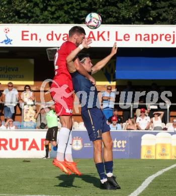 Fussball Kaerntner Liga. SAK gegen Velden.  Leo Ejup (SAK),  Lukas Lausegger (Velden). Welzenegg, am 10.8.2024.
Foto: Kuess
www.qspictures.net
---
pressefotos, pressefotografie, kuess, qs, qspictures, sport, bild, bilder, bilddatenbank