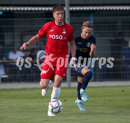 Fussball Kaerntner Liga. SAK gegen Velden.  Luka Djukic (SAK),  Lukas Alfred Sadnik (Velden). Welzenegg, am 10.8.2024.
Foto: Kuess
www.qspictures.net
---
pressefotos, pressefotografie, kuess, qs, qspictures, sport, bild, bilder, bilddatenbank