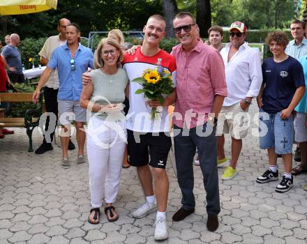 Wildwassersport. Kajak. Empfang Felix Oschmautz. Mutter Sigrid, Felix Oschmautz, Vater Harald.. KLagenfurt, am 9.8.2024.
Foto: Kuess
---
pressefotos, pressefotografie, kuess, qs, qspictures, sport, bild, bilder, bilddatenbank