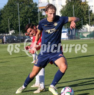 Fussball Kaerntner Liga. SAK gegen Velden.  Sebastian Hertelt (SAK), Marlon Louis Winter  (Velden). Welzenegg, am 10.8.2024.
Foto: Kuess
www.qspictures.net
---
pressefotos, pressefotografie, kuess, qs, qspictures, sport, bild, bilder, bilddatenbank