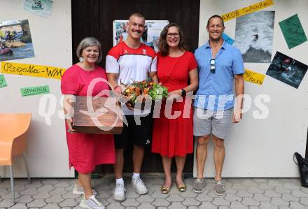 Wildwassersport. Kajak. Empfang Felix Oschmautz. Ruth Feistritzer, Felix Oschmautz, Constance Mochar, Gerhard Schmid. . KLagenfurt, am 9.8.2024.
Foto: Kuess
---
pressefotos, pressefotografie, kuess, qs, qspictures, sport, bild, bilder, bilddatenbank