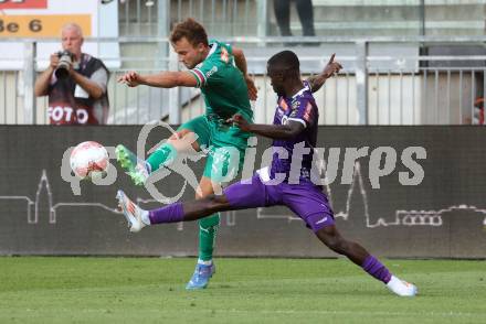 Fussball Bundesliga. SK Austria Klagenfurt gegen SK Rapid.  Solomon Bonnah, (Klagenfurt), Matthias Seidl  (Rapid).  Klagenfurt, am 11.8.2024.
Foto: Kuess
www.qspictures.net
---
pressefotos, pressefotografie, kuess, qs, qspictures, sport, bild, bilder, bilddatenbank