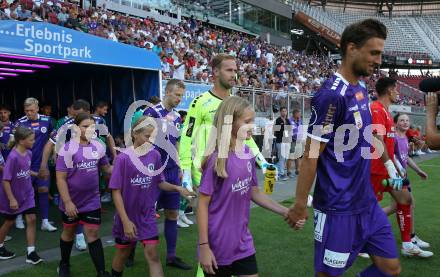 Fussball Bundesliga. SK Austria Klagenfurt gegen SK Rapid. Thorsten Mahrrer, Marco Knaller (Klagenfurt).  Klagenfurt, am 11.8.2024.
Foto: Kuess
www.qspictures.net
---
pressefotos, pressefotografie, kuess, qs, qspictures, sport, bild, bilder, bilddatenbank