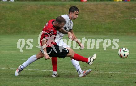 Fussball Kaerntner Liga. ATUS Ferlach gegen Koettmannsdorf.   Daniel Jobst (Ferlach),  Daniel Hans Genser (Koettmannsdorf). Ferlach, 14.8.2024.
Foto: Kuess
www.qspictures.net
---
pressefotos, pressefotografie, kuess, qs, qspictures, sport, bild, bilder, bilddatenbank