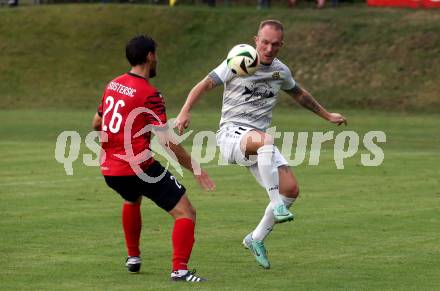 Fussball Kaerntner Liga. ATUS Ferlach gegen Koettmannsdorf. Martin Sustersic  (Ferlach),  Aner Mandzic (Koettmannsdorf). Ferlach, 14.8.2024.
Foto: Kuess
www.qspictures.net
---
pressefotos, pressefotografie, kuess, qs, qspictures, sport, bild, bilder, bilddatenbank