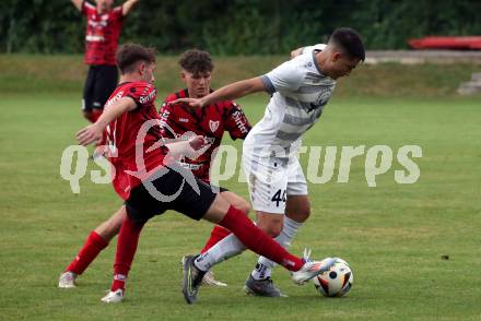 Fussball Kaerntner Liga. ATUS Ferlach gegen Koettmannsdorf. Jano Maria Candussi  (Ferlach), Damjan Jovanovic  (Koettmannsdorf). Ferlach, 14.8.2024.
Foto: Kuess
www.qspictures.net
---
pressefotos, pressefotografie, kuess, qs, qspictures, sport, bild, bilder, bilddatenbank