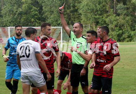 Fussball Kaerntner Liga. ATUS Ferlach gegen Koettmannsdorf.  Schiedsrichter Bernhard Krainz, rote Karte fuer Daniel Hans Genser  (Koettmannsdorf). Ferlach, 14.8.2024.
Foto: Kuess
www.qspictures.net
---
pressefotos, pressefotografie, kuess, qs, qspictures, sport, bild, bilder, bilddatenbank