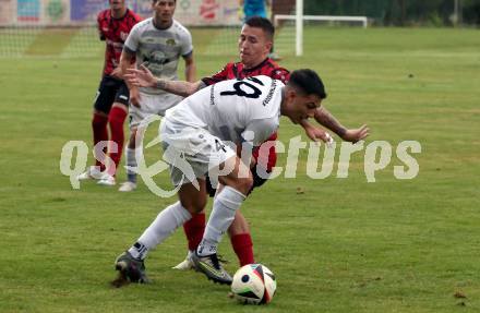 Fussball Kaerntner Liga. ATUS Ferlach gegen Koettmannsdorf.  Dominik Mak (Ferlach), Damjan Jovanovic  (Koettmannsdorf). Ferlach, 14.8.2024.
Foto: Kuess
www.qspictures.net
---
pressefotos, pressefotografie, kuess, qs, qspictures, sport, bild, bilder, bilddatenbank