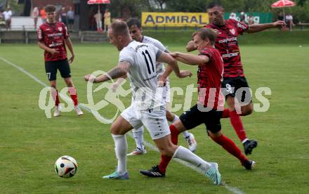 Fussball Kaerntner Liga. ATUS Ferlach gegen Koettmannsdorf.  Julian Hobel (Ferlach), Aner Mandzic  (Koettmannsdorf). Ferlach, 14.8.2024.
Foto: Kuess
www.qspictures.net
---
pressefotos, pressefotografie, kuess, qs, qspictures, sport, bild, bilder, bilddatenbank