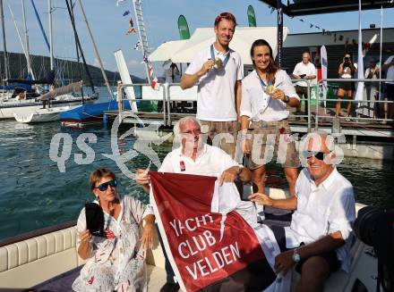 Segeln. Empfang Olympiasiegerin Lara Vadlau.   Mutter Eva Vadlau, Lukas Maehr, Lara Vadlau, Vater Ernst Vadlau. Velden, am 15.8.2024.
Foto: Kuess
www.qspictures.net
---
pressefotos, pressefotografie, kuess, qs, qspictures, sport, bild, bilder, bilddatenbank