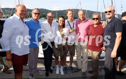 Segeln. Empfang Olympiasiegerin Lara Vadlau.   Herbert Waldner, Franz Klammer, Lara Vadlau, Lukas Maehr, Gilbert Isepp, Werner Pietsch. Velden, am 15.8.2024.
Foto: Kuess
www.qspictures.net
---
pressefotos, pressefotografie, kuess, qs, qspictures, sport, bild, bilder, bilddatenbank