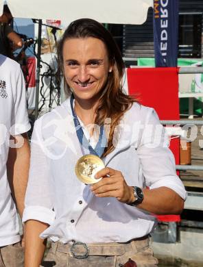 Segeln. Empfang Olympiasiegerin Lara Vadlau.   Lara Vadlau. Velden, am 15.8.2024.
Foto: Kuess
www.qspictures.net
---
pressefotos, pressefotografie, kuess, qs, qspictures, sport, bild, bilder, bilddatenbank