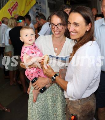 Segeln. Empfang Olympiasiegerin Lara Vadlau.   Lara Vadlau. Velden, am 15.8.2024.
Foto: Kuess
www.qspictures.net
---
pressefotos, pressefotografie, kuess, qs, qspictures, sport, bild, bilder, bilddatenbank