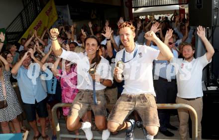 Segeln. Empfang Olympiasiegerin Lara Vadlau.  Lara Vadlau, Lukas Maehr . Velden, am 15.8.2024.
Foto: Kuess
www.qspictures.net
---
pressefotos, pressefotografie, kuess, qs, qspictures, sport, bild, bilder, bilddatenbank