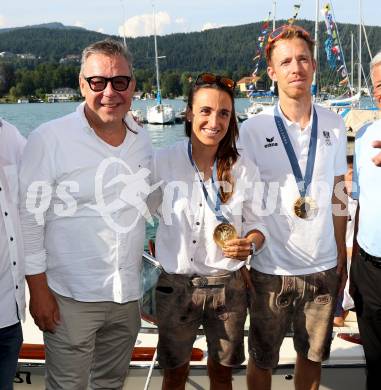 Segeln. Empfang Olympiasiegerin Lara Vadlau.  Wolfgang Gratzer, Lara Vadlau, Lukas Maehr . Velden, am 15.8.2024.
Foto: Kuess
www.qspictures.net
---
pressefotos, pressefotografie, kuess, qs, qspictures, sport, bild, bilder, bilddatenbank