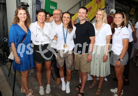 Segeln. Empfang Olympiasiegerin Lara Vadlau.  Stefanie Wriessnik, Lisa Perterer, Joe Tiger Pachler, Lara Vadlau, Alexander Payer, Sabine Payer, Rosa Donner . Velden, am 15.8.2024.
Foto: Kuess
www.qspictures.net
---
pressefotos, pressefotografie, kuess, qs, qspictures, sport, bild, bilder, bilddatenbank