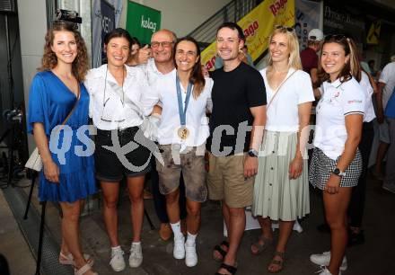 Segeln. Empfang Olympiasiegerin Lara Vadlau.   Stefanie Wriessnik, Lisa Perterer, Joe Tiger Pachler, Lara Vadlau, Alexander Payer, Sabine Payer, Rosa Donner. Velden, am 15.8.2024.
Foto: Kuess
www.qspictures.net
---
pressefotos, pressefotografie, kuess, qs, qspictures, sport, bild, bilder, bilddatenbank