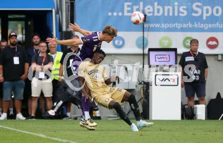 Fussball Bundesliga. SK Austria Klagenfurt gegen SK Puntigamer Sturm Graz. Jannik Robatsch,  (Klagenfurt),  Amady Camara (Graz).  Klagenfurt, am 17.8.2024.
Foto: Kuess
www.qspictures.net
---
pressefotos, pressefotografie, kuess, qs, qspictures, sport, bild, bilder, bilddatenbank