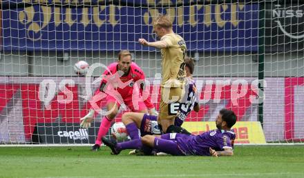 Fussball Bundesliga. SK Austria Klagenfurt gegen SK Puntigamer Sturm Graz. Marco Knaller, Kosmas Gkezos,  (Klagenfurt), Mika Miles Biereth  (Graz).  Klagenfurt, am 17.8.2024.
Foto: Kuess
www.qspictures.net
---
pressefotos, pressefotografie, kuess, qs, qspictures, sport, bild, bilder, bilddatenbank