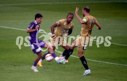 Fussball Bundesliga. SK Austria Klagenfurt gegen SK Puntigamer Sturm Graz.  Ben Bobzien, (Klagenfurt),  Emanuel Aiwu, Jon Gorenc Stankovic (Graz).  Klagenfurt, am 17.8.2024.
Foto: Kuess
www.qspictures.net
---
pressefotos, pressefotografie, kuess, qs, qspictures, sport, bild, bilder, bilddatenbank