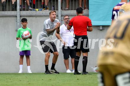 Fussball Bundesliga. SK Austria Klagenfurt gegen SK Puntigamer Sturm Graz. Schiedsrichter Alan Kijas, Co-Trainer Martin Lassnig.  Klagenfurt, am 17.8.2024.
Foto: Kuess
www.qspictures.net
---
pressefotos, pressefotografie, kuess, qs, qspictures, sport, bild, bilder, bilddatenbank