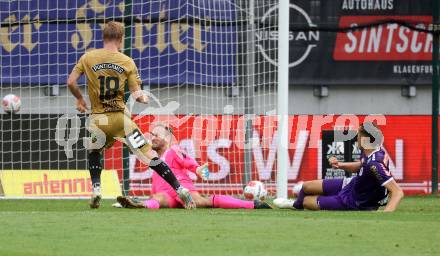 Fussball Bundesliga. SK Austria Klagenfurt gegen SK Puntigamer Sturm Graz. Marco Knaller, Niklas Szerencsi,  (Klagenfurt),  Mika Miles Biereth (Graz).  Klagenfurt, am 17.8.2024.
Foto: Kuess
www.qspictures.net
---
pressefotos, pressefotografie, kuess, qs, qspictures, sport, bild, bilder, bilddatenbank