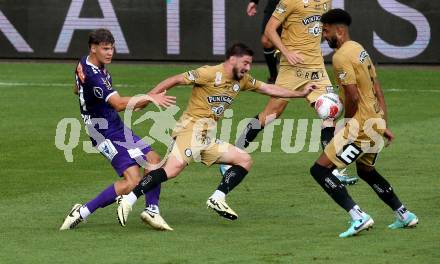 Fussball Bundesliga. SK Austria Klagenfurt gegen SK Puntigamer Sturm Graz. Jannik Robatsch, (Klagenfurt), Otari Kiteishvili   (Graz).  Klagenfurt, am 17.8.2024.
Foto: Kuess
www.qspictures.net
---
pressefotos, pressefotografie, kuess, qs, qspictures, sport, bild, bilder, bilddatenbank