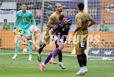 Fussball Bundesliga. SK Austria Klagenfurt gegen SK Puntigamer Sturm Graz. David Toshevski,  (Klagenfurt),  Jon Gorenc Stankovic (Graz).  Klagenfurt, am 17.8.2024.
Foto: Kuess
www.qspictures.net
---
pressefotos, pressefotografie, kuess, qs, qspictures, sport, bild, bilder, bilddatenbank