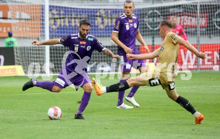 Fussball Bundesliga. SK Austria Klagenfurt gegen SK Puntigamer Sturm Graz. Kosmas Gkezos,  (Klagenfurt),  Lovro Zvonarek (Graz).  Klagenfurt, am 17.8.2024.
Foto: Kuess
www.qspictures.net
---
pressefotos, pressefotografie, kuess, qs, qspictures, sport, bild, bilder, bilddatenbank