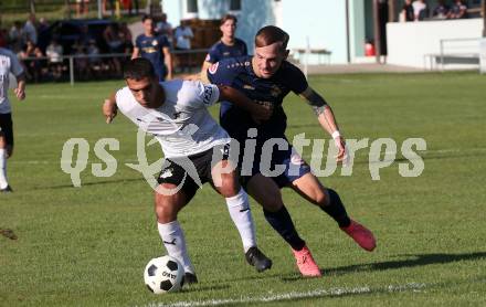 Fussball Kaerntner Liga. Velden gegen Bleiburg.  Tom Zurga (Velden),   Lazar Gacic (Bleiburg).  St. Egyden, am 24.8.2024.
Foto: Kuess
www.qspictures.net
---
pressefotos, pressefotografie, kuess, qs, qspictures, sport, bild, bilder, bilddatenbank