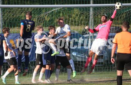 Fussball Kaerntner Liga. Velden gegen Bleiburg. Fabian Kopeinig   (Velden), Marcel Florian Primozic, Thomas Poek  (Bleiburg).  St. Egyden, am 24.8.2024.
Foto: Kuess
www.qspictures.net
---
pressefotos, pressefotografie, kuess, qs, qspictures, sport, bild, bilder, bilddatenbank