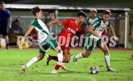 Fussball Kaerntner Liga. Voelkermarkt gegen ATSV Wolfsberg. Raphael Lukas Kulterer, Lukas Urnik (Voelkermarkt),  Denin Begic  (Wolfsberg). Voelkermarkt, am 30.8.2024.
Foto: Kuess
www.qspictures.net
---
pressefotos, pressefotografie, kuess, qs, qspictures, sport, bild, bilder, bilddatenbank