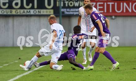 Fussball Bundesliga. SK Austria Klagenfurt gegen FC Blau Weiss Linz. Solomon Bonnah,  (Klagenfurt),  Thomas Goiginger (Linz).  Klagenfurt, am 31.8.2024.
Foto: Kuess
www.qspictures.net
---
pressefotos, pressefotografie, kuess, qs, qspictures, sport, bild, bilder, bilddatenbank