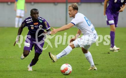 Fussball Bundesliga. SK Austria Klagenfurt gegen FC Blau Weiss Linz.  Solomon Bonnah, (Klagenfurt),  Simon Pirkl  (Linz).  Klagenfurt, am 31.8.2024.
Foto: Kuess
www.qspictures.net
---
pressefotos, pressefotografie, kuess, qs, qspictures, sport, bild, bilder, bilddatenbank