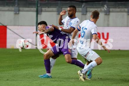 Fussball Bundesliga. SK Austria Klagenfurt gegen FC Blau Weiss Linz. David Toshevski,  (Klagenfurt),  Manuel Maranda, Anderson Dos Santos Gomes (Linz).  Klagenfurt, am 31.8.2024.
Foto: Kuess
www.qspictures.net
---
pressefotos, pressefotografie, kuess, qs, qspictures, sport, bild, bilder, bilddatenbank